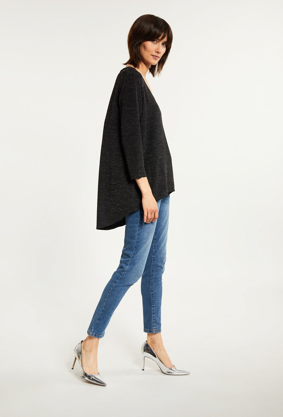 Połyskująca bluzka z ozdobną broszką