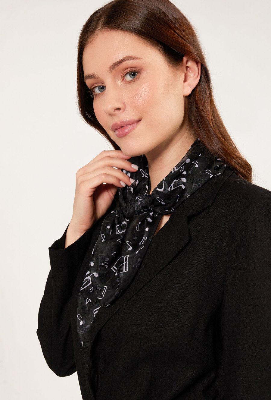 Apaszka z wzorem w nuty