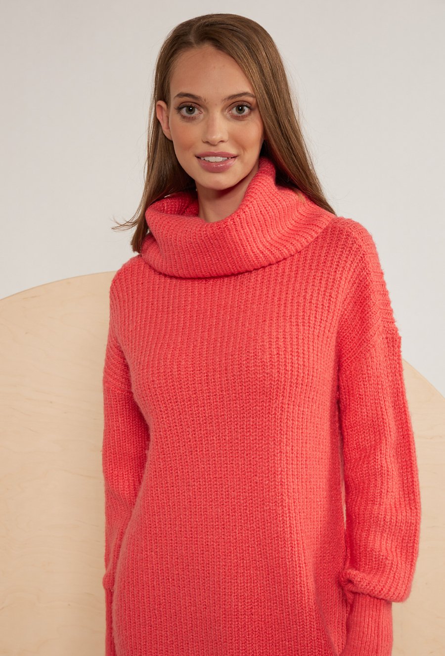 Swetrowa sukienka z szerokim golfem