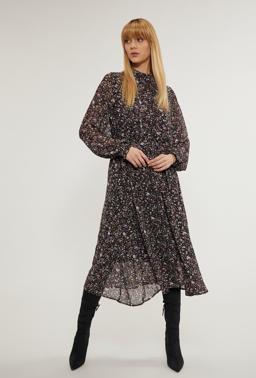 Sukienka w drobne kwiaty