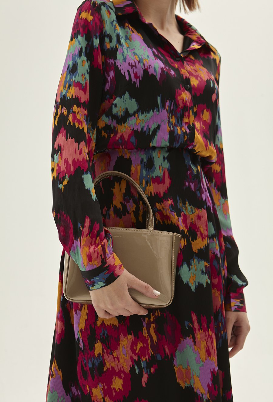 Sukienka w energetyczny wz&oacute;r