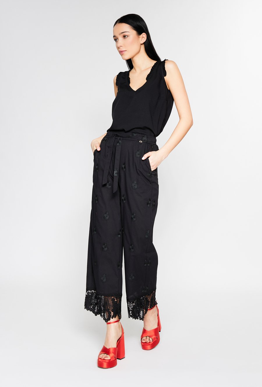 Spodnie z koronkowym wykończeniem