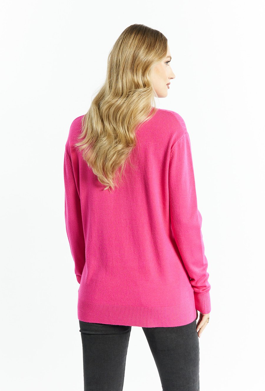 Cienki sweter o warkoczowym splocie