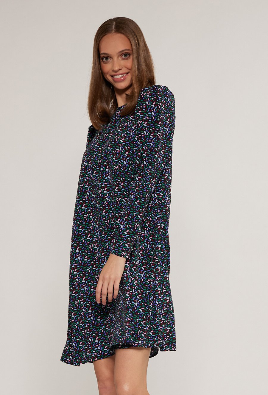 Sukienka z delikatną bufką na rękawie