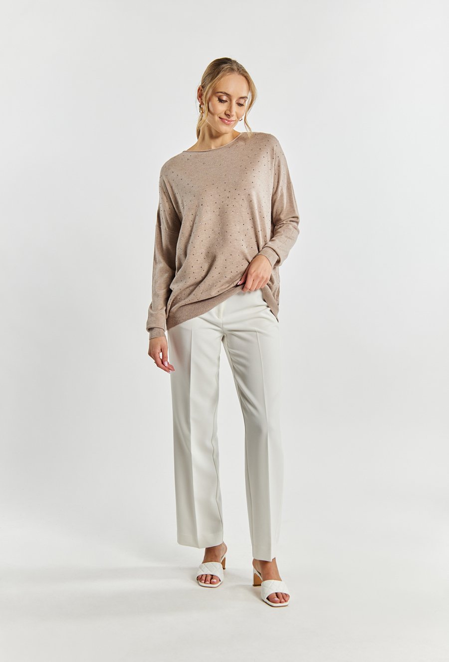 Sweter damski z ozdobną aplikacją