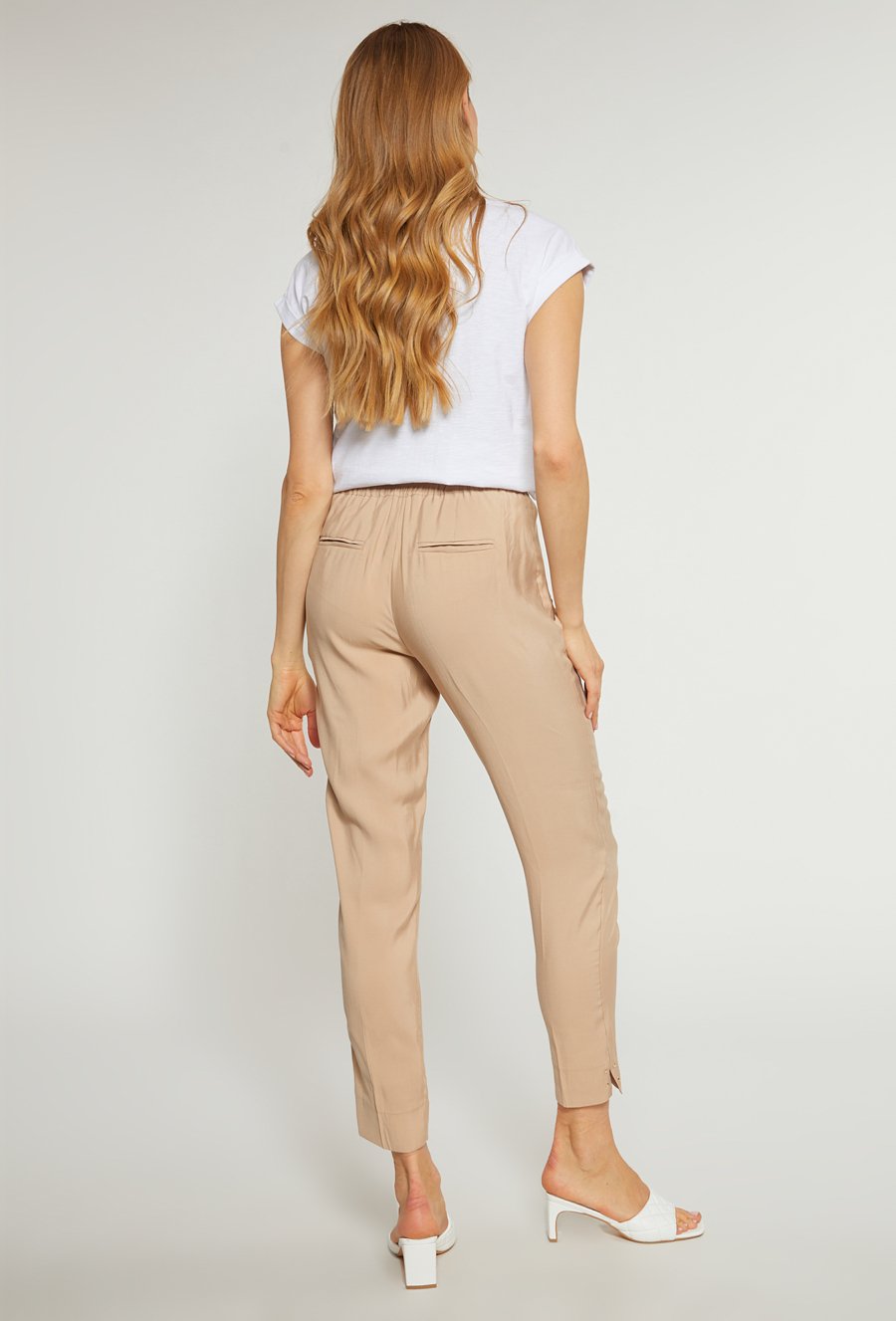 Materiałowe spodnie damskie na co dzień