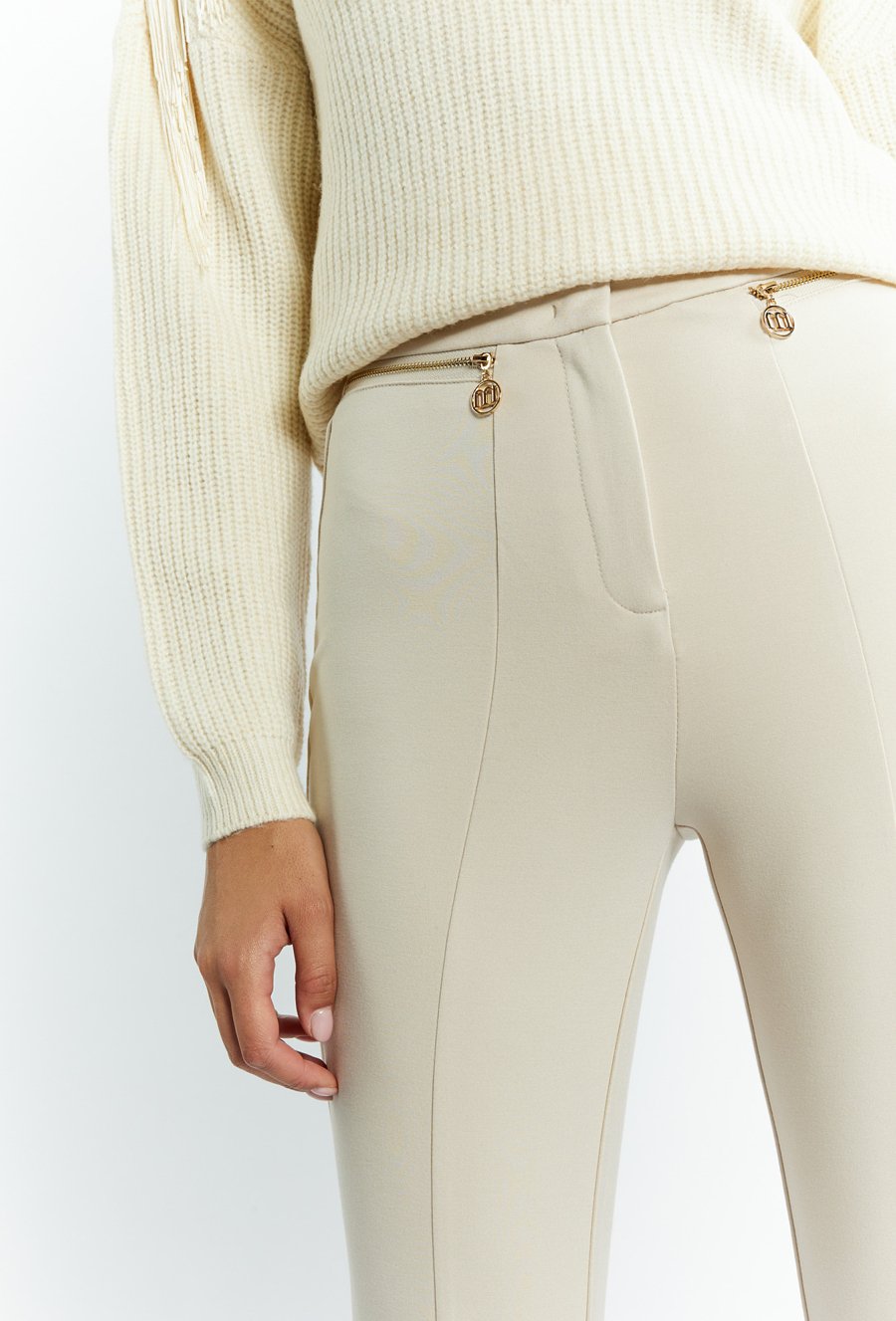 Proste, materiałowe spodnie