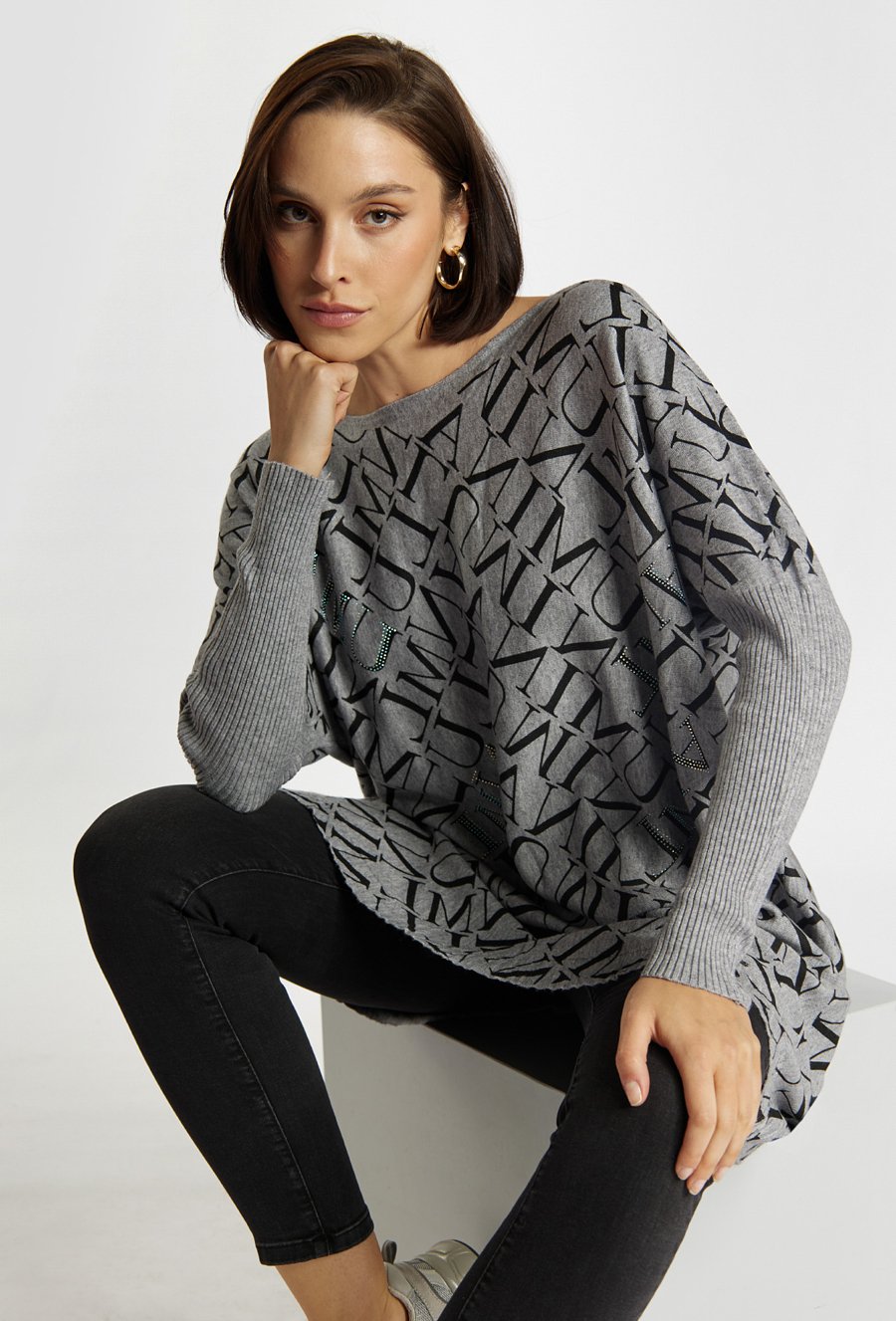 Sweter o swobodnym kroju z wzorem