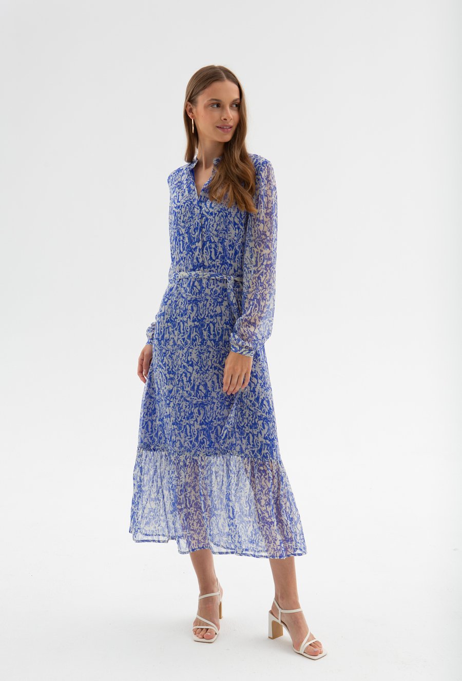 Zwiewna sukienka w niebieskim kolorze