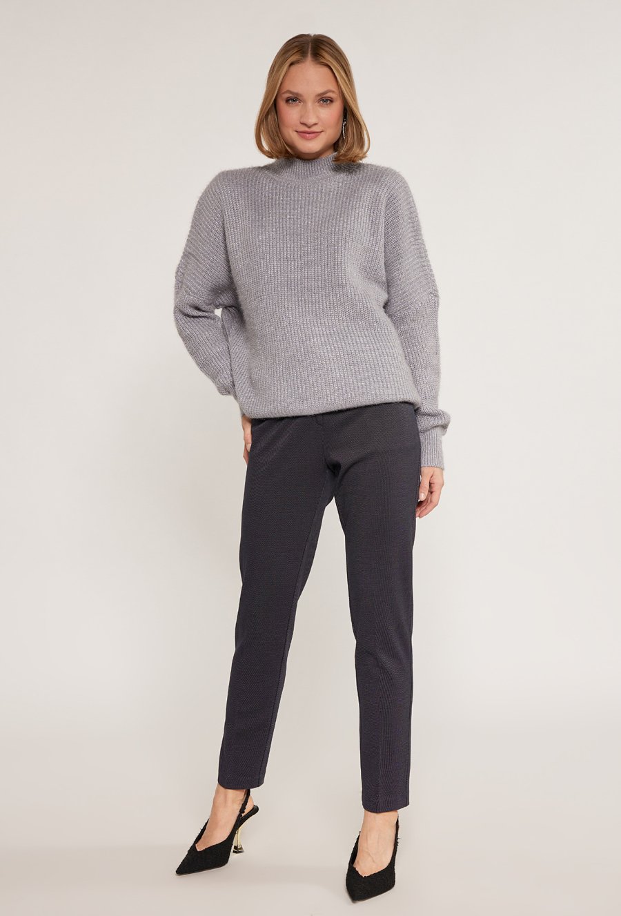 Sweter o swobodnym kroju