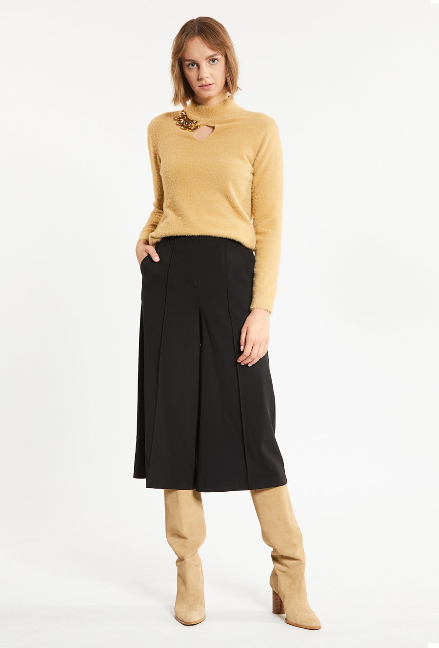 Sweter damski z biżuteryjną aplikacją