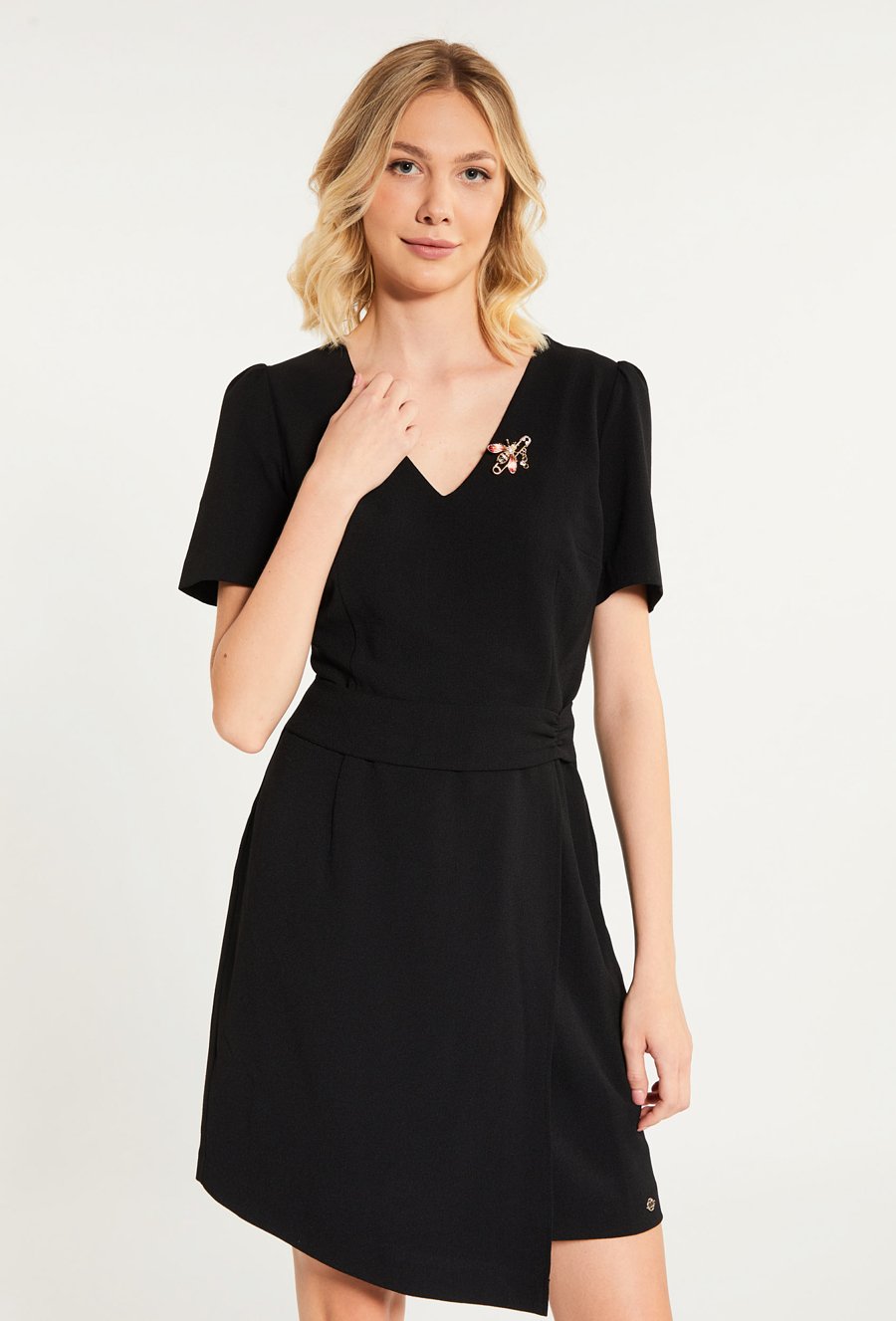 Wizytowa sukienka damska z broszką