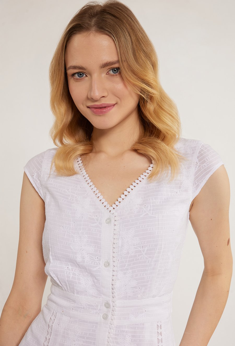 Sukienka midi z ażurowymi wstawkami