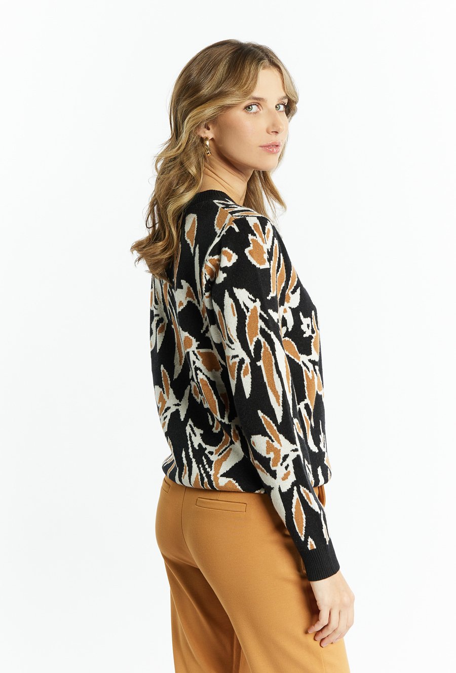 Sweter damski w kwiatowy wz&oacute;r