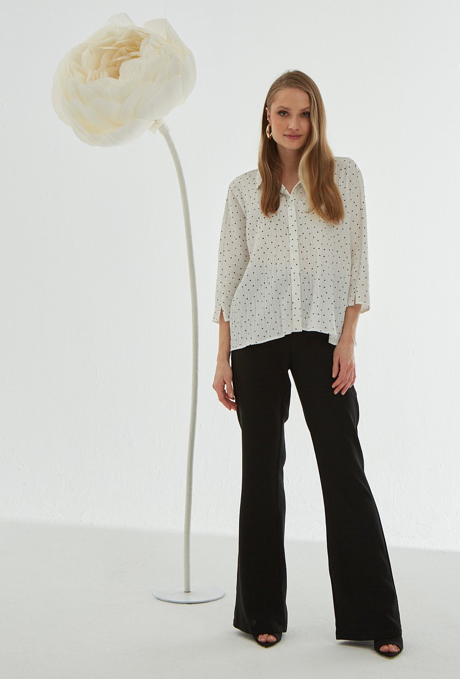 Biała koszula w kropeczki