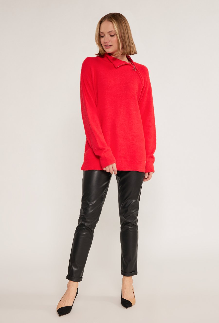 Sweter z aplikacją przy dekolcie