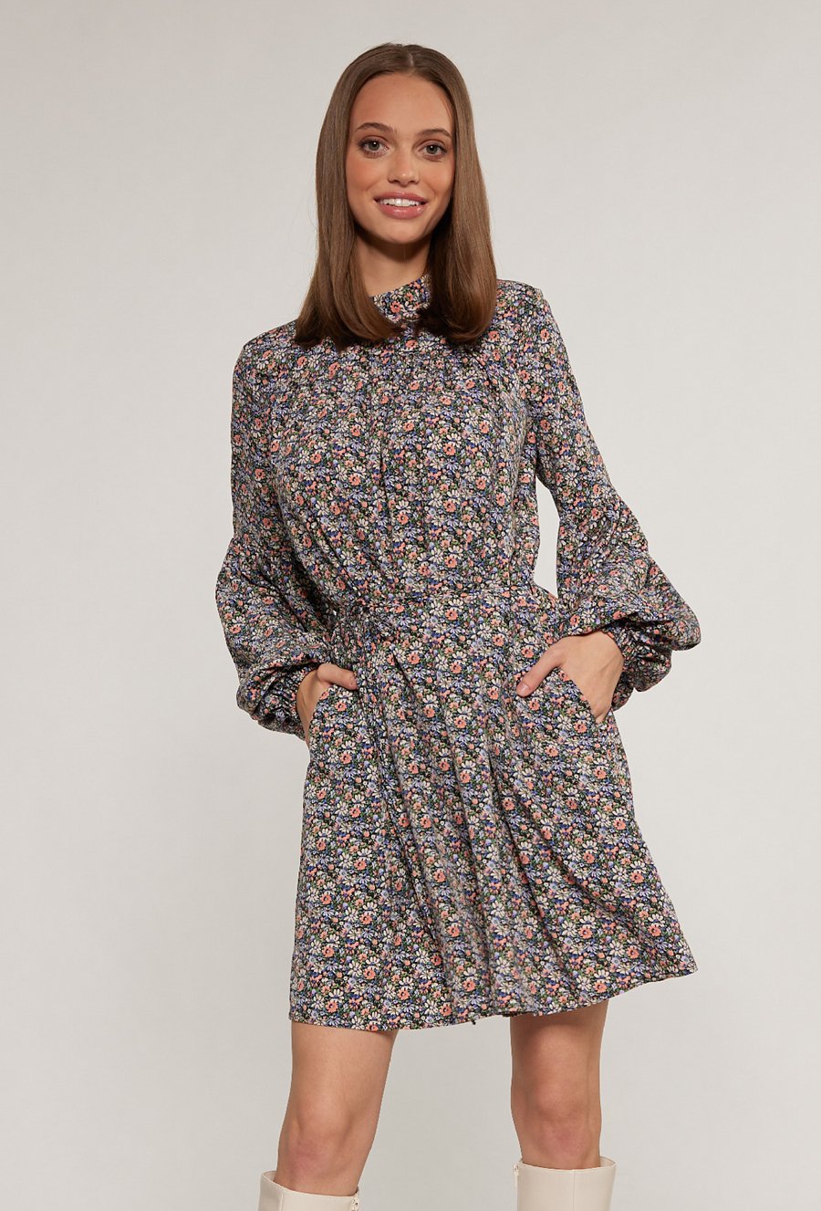 Romantyczna sukienka mini z wiązaniem w talii