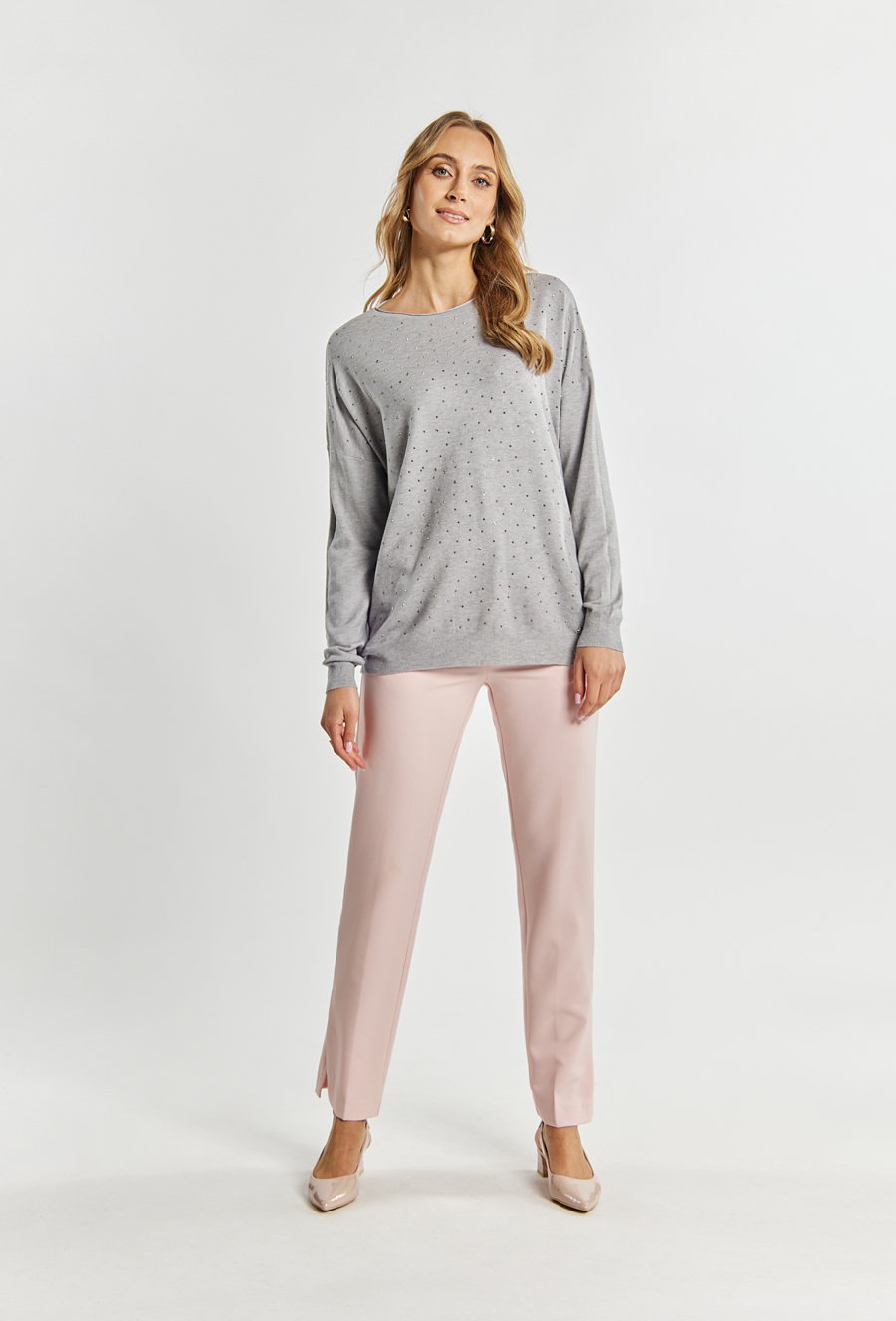 Sweter damski z ozdobną aplikacją