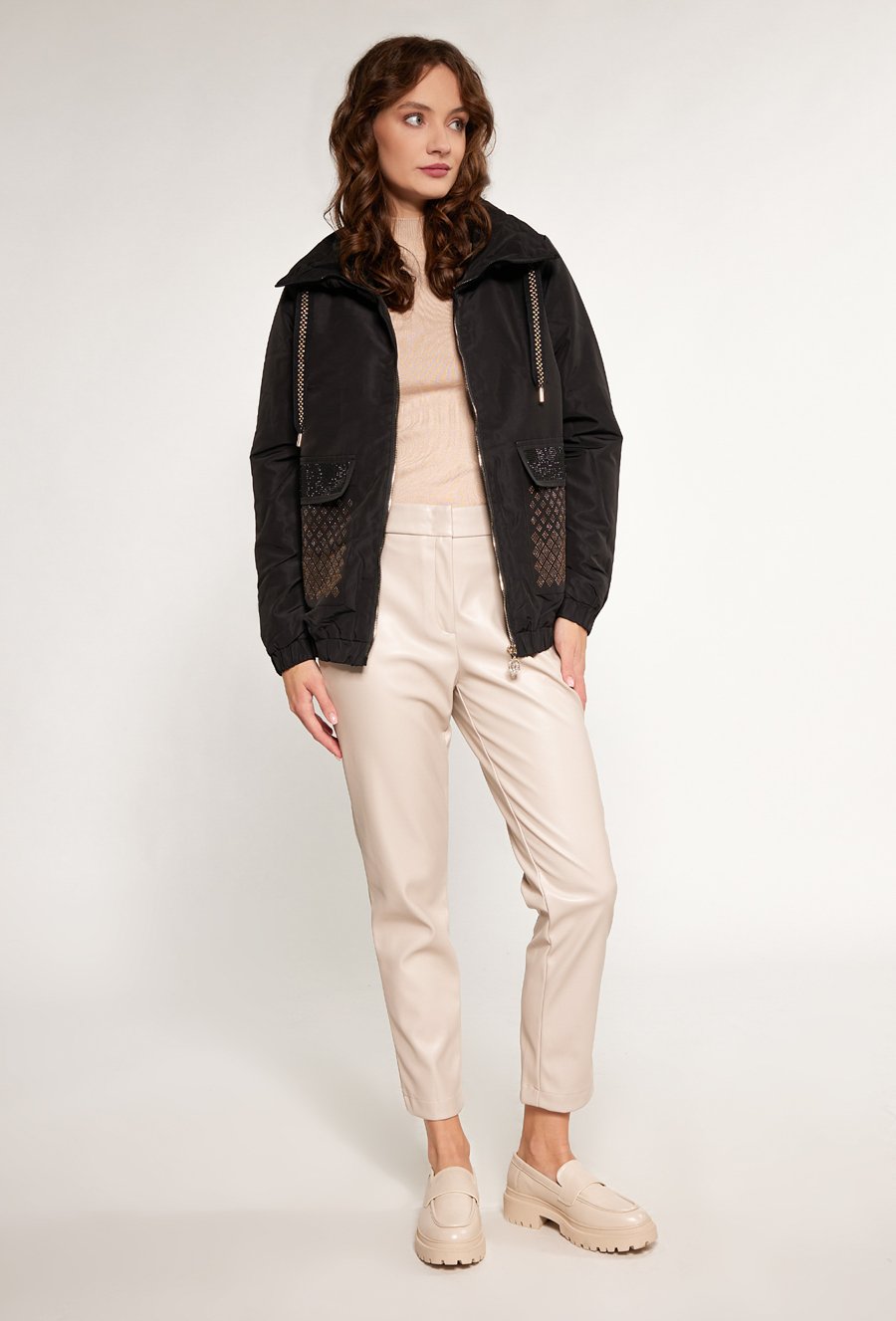 Kurtka z wysokim kołnierzem