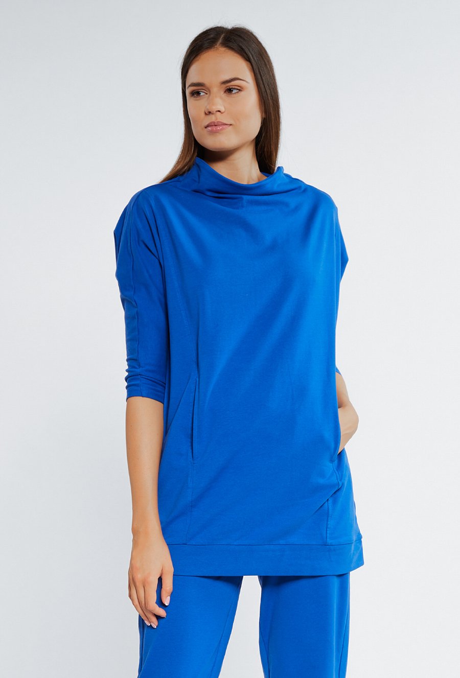 Kobaltowa bluza  z p&oacute;łgolfem