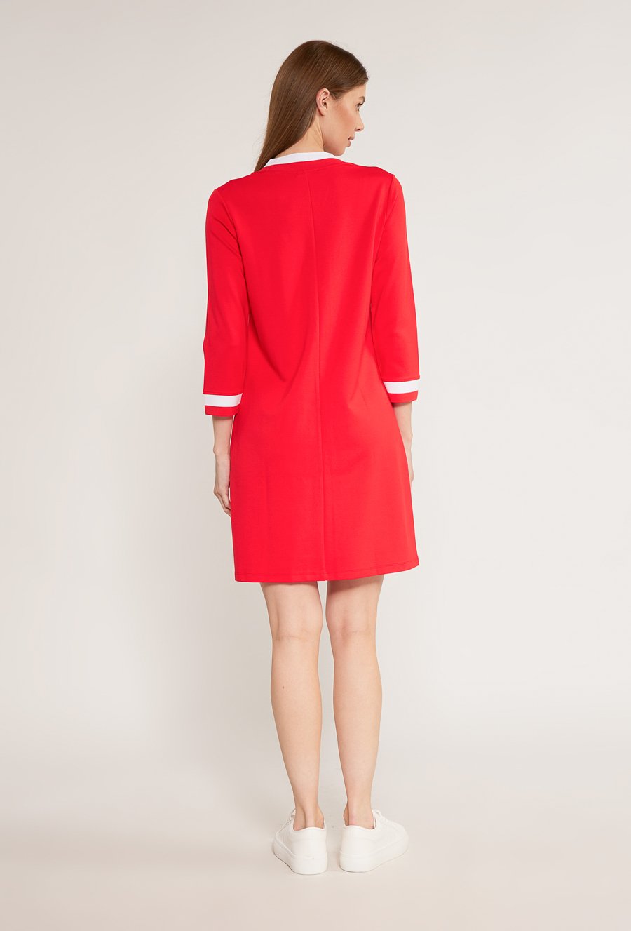 Sukienka o prostym kroju