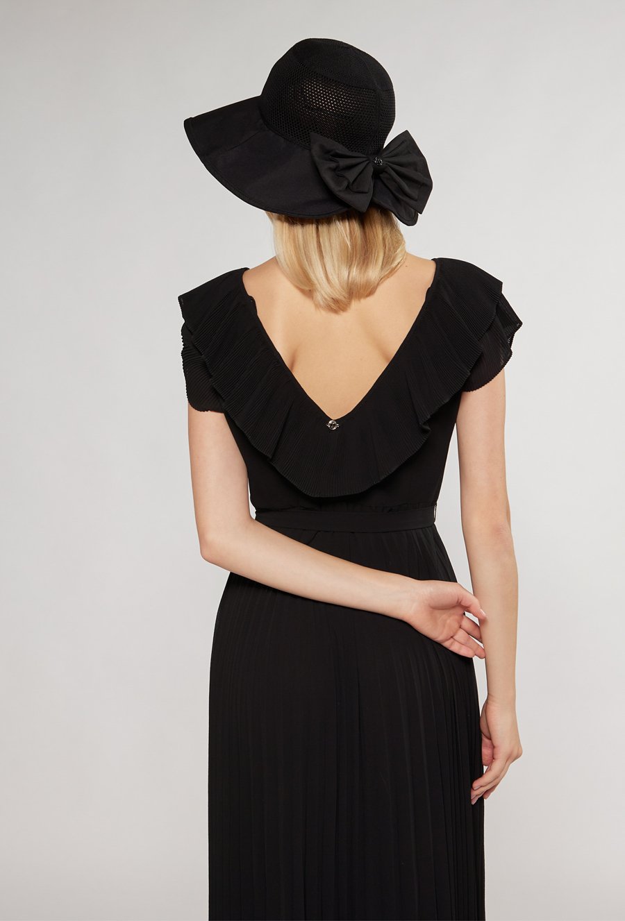 Kapelusz z ozdobną kokardą