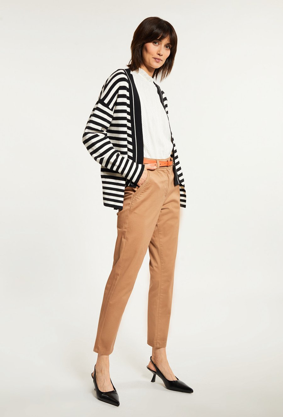 Materiałowe spodnie z paskiem