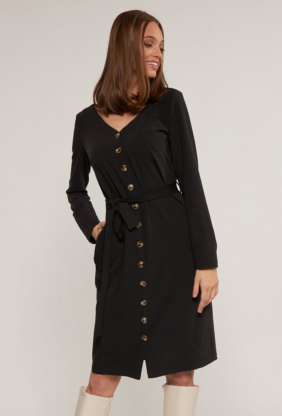 Sukienka z wiązaniem w talii