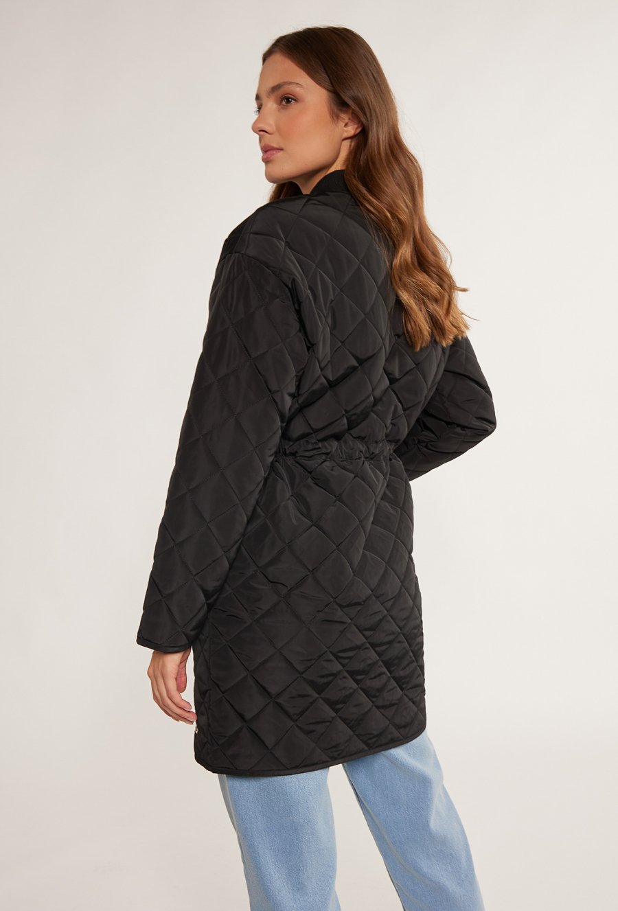 Pikowany płaszcz z kr&oacute;tką st&oacute;jką