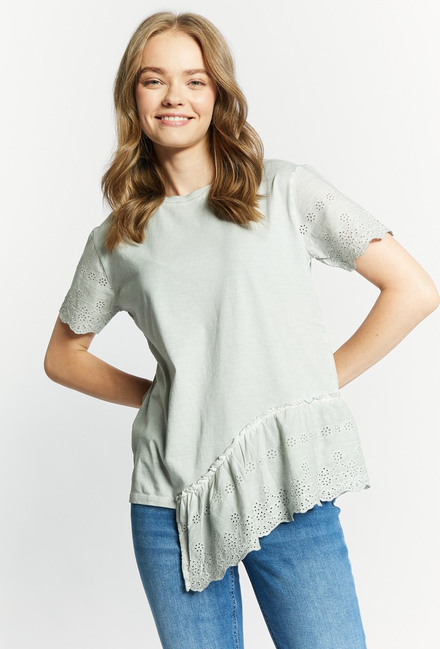 Bawełniany T-shirt damski z ażurową falbanką