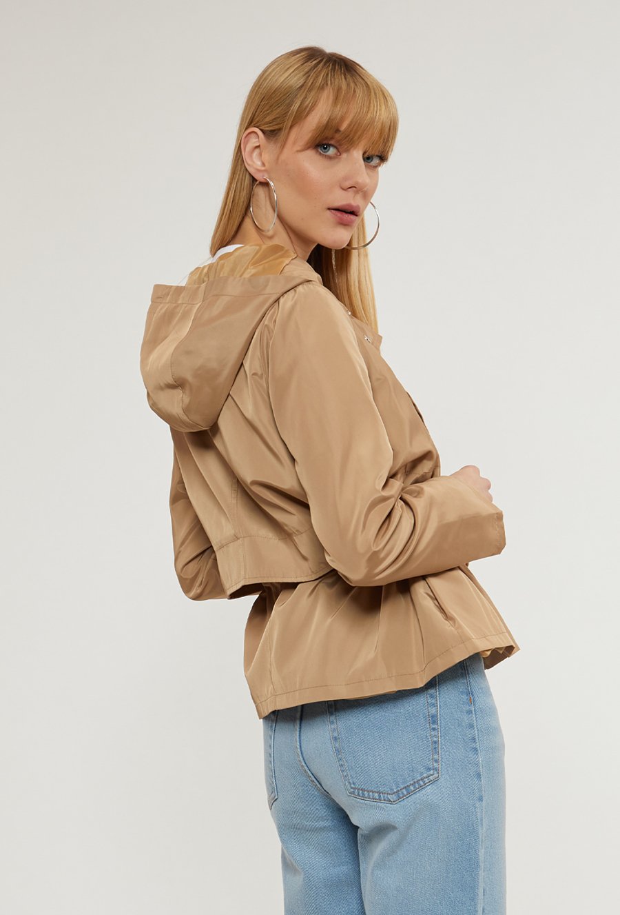 Kurtka wiązana w talii