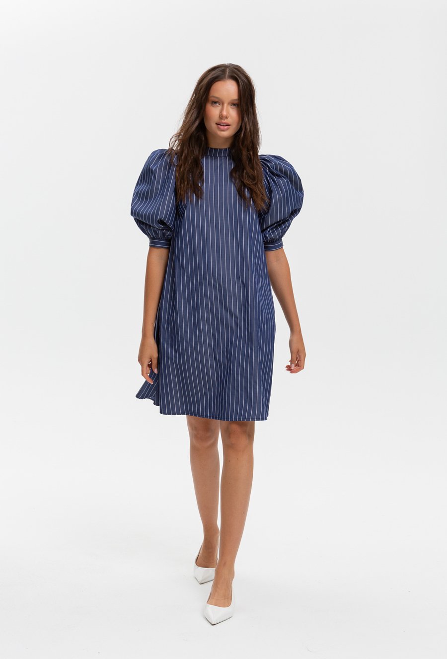 Granatowa sukienka w białe prążki