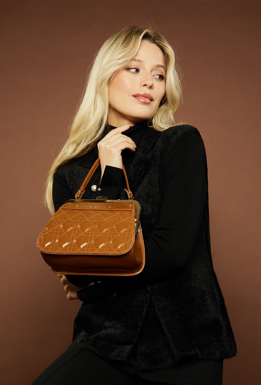 Mały kuferek z pikowanym panelem