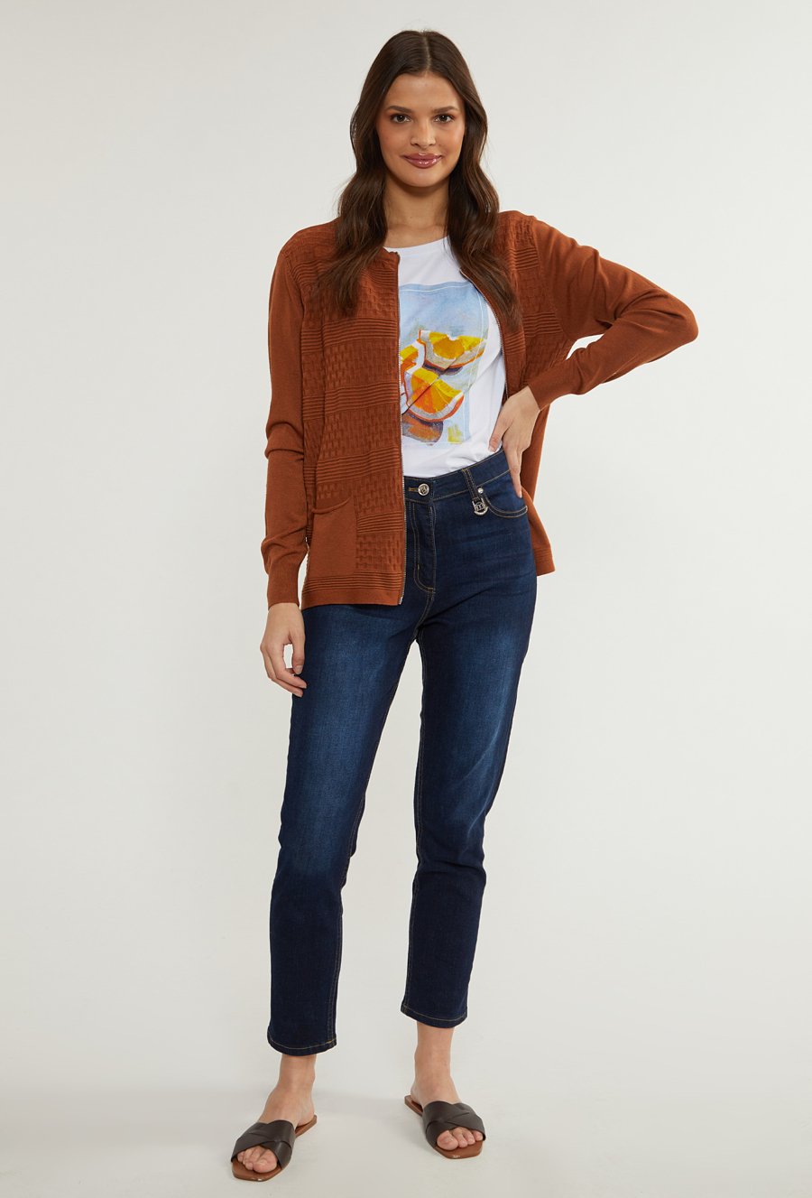 Prążkowany sweter damski z kieszeniami