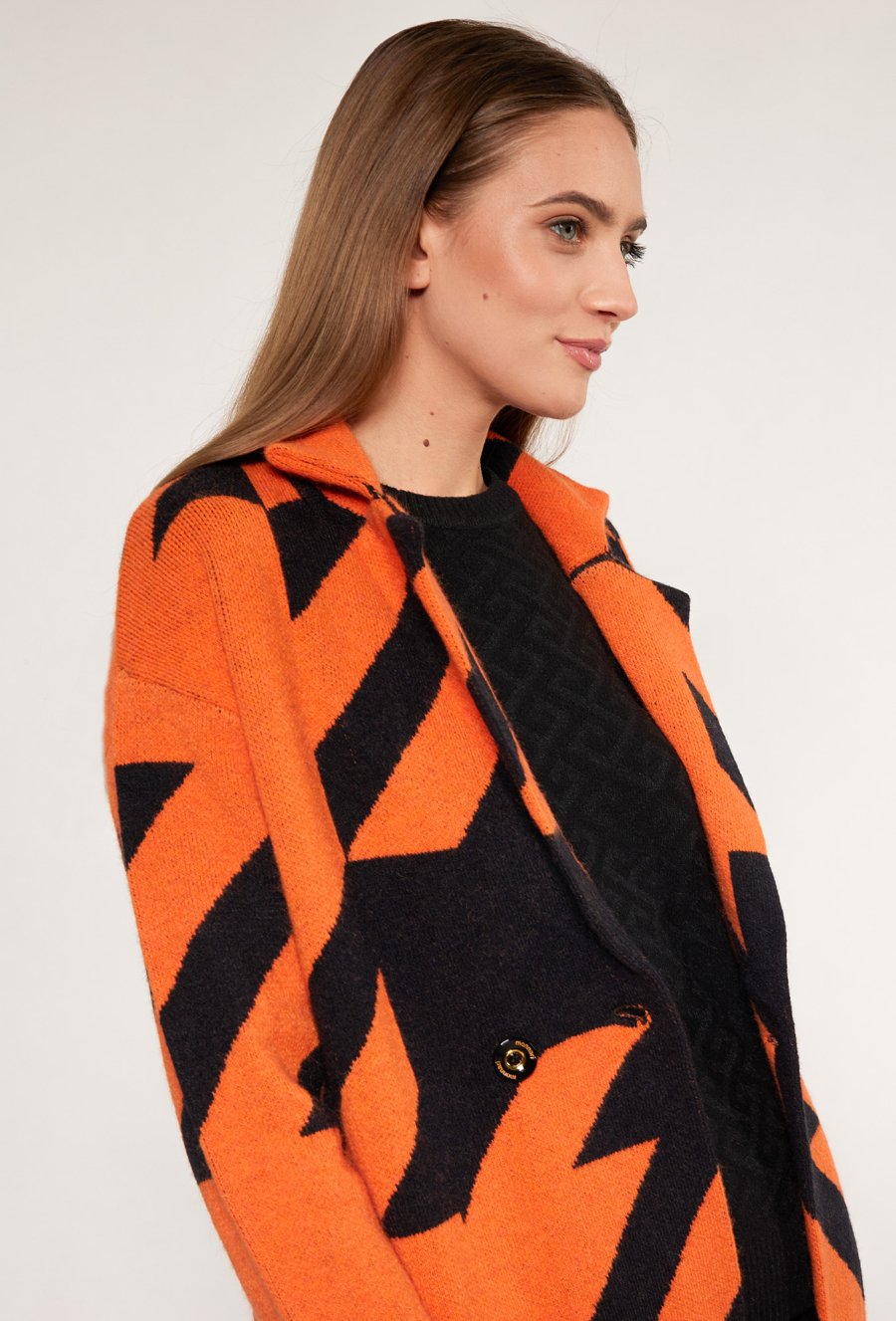 Długi płaszcz zapinany na guzik