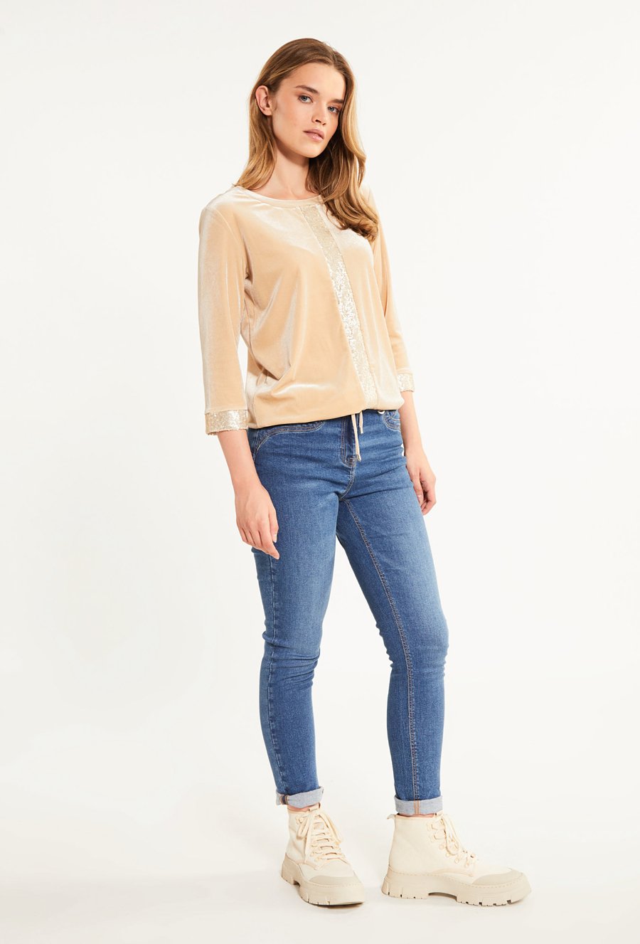 Welurowa bluzka z bogatym zdobieniem