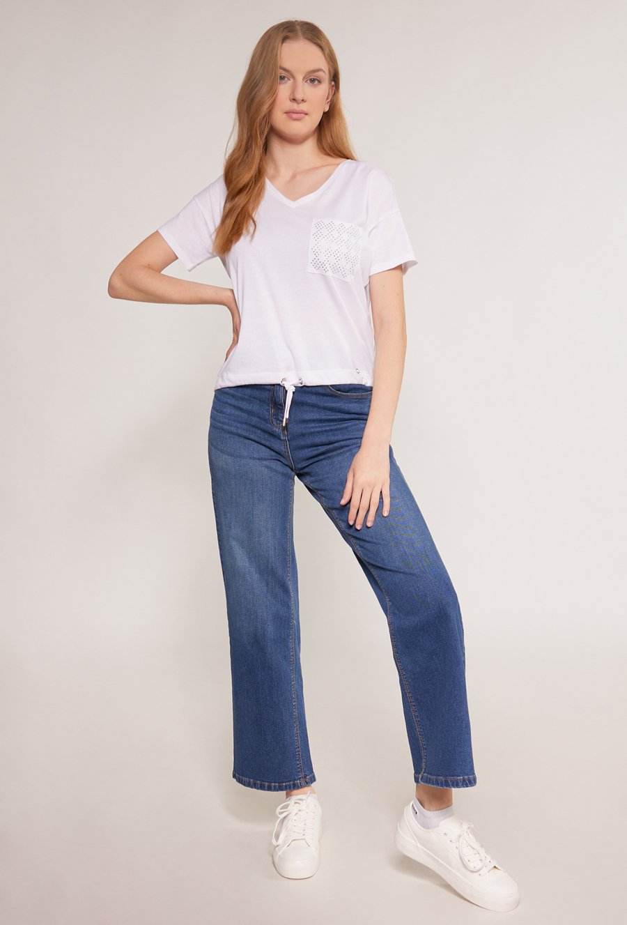 T-shirt z dżetową aplikacją