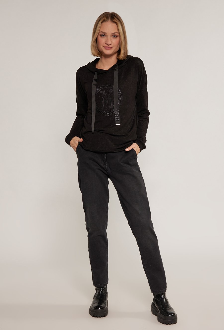 Bluzka z kapturem oraz logo