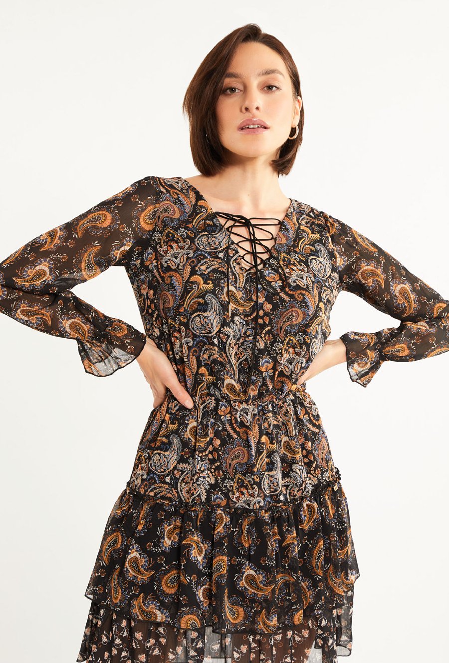 Wzorzysta sukienka mini z falbaną