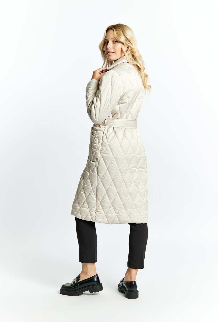 Długi, pikowany płaszcz z wiązaniem