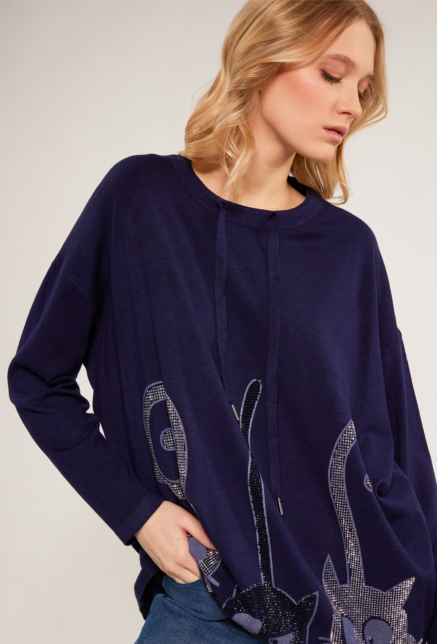 Sweter z dżetowym wzorem w koty