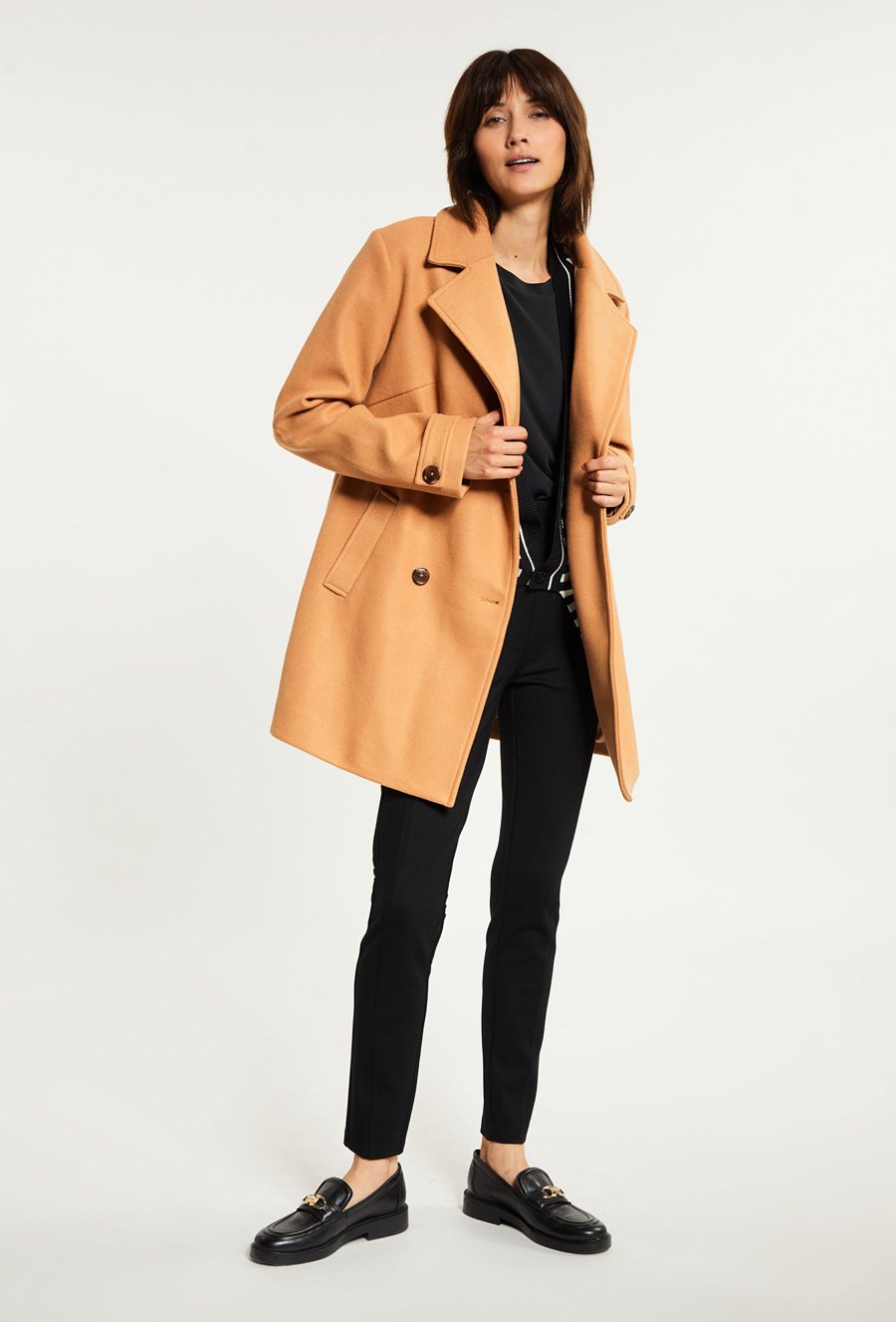 Klasyczny, dwurzędowy płaszcz