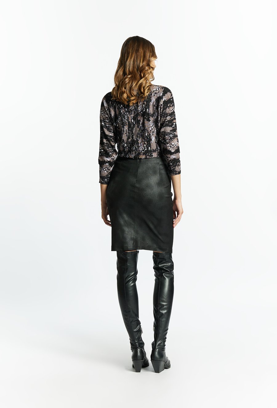 Sp&oacute;dnica z przekładanym materiałem