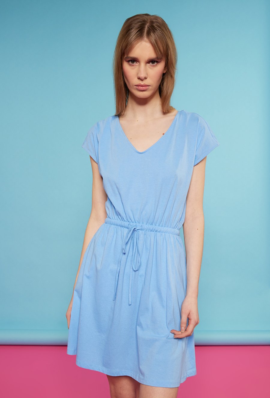 Kr&oacute;tka sukienka ze ściągaczem