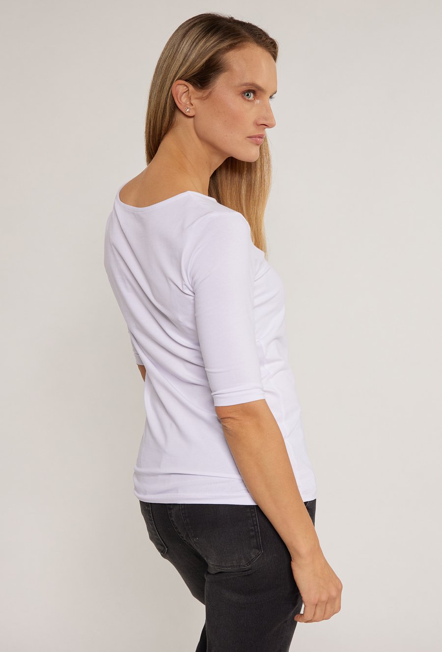 T-shirt damski z haftowanym wzorem