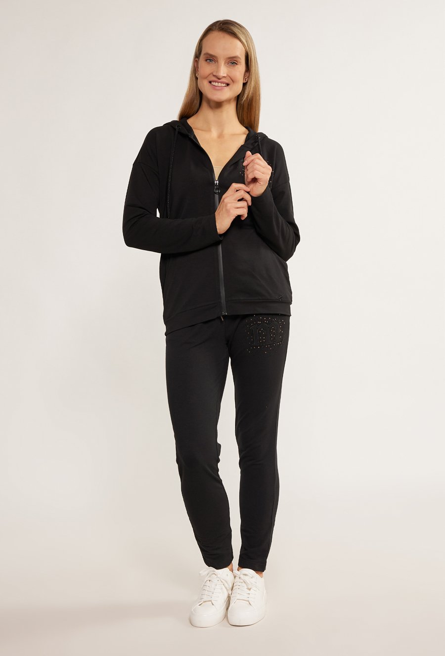 Bluza z dżetową aplikacją