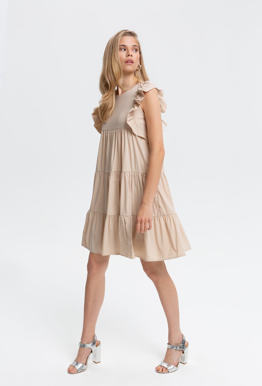 Beżowa mini sukienka z falbaną