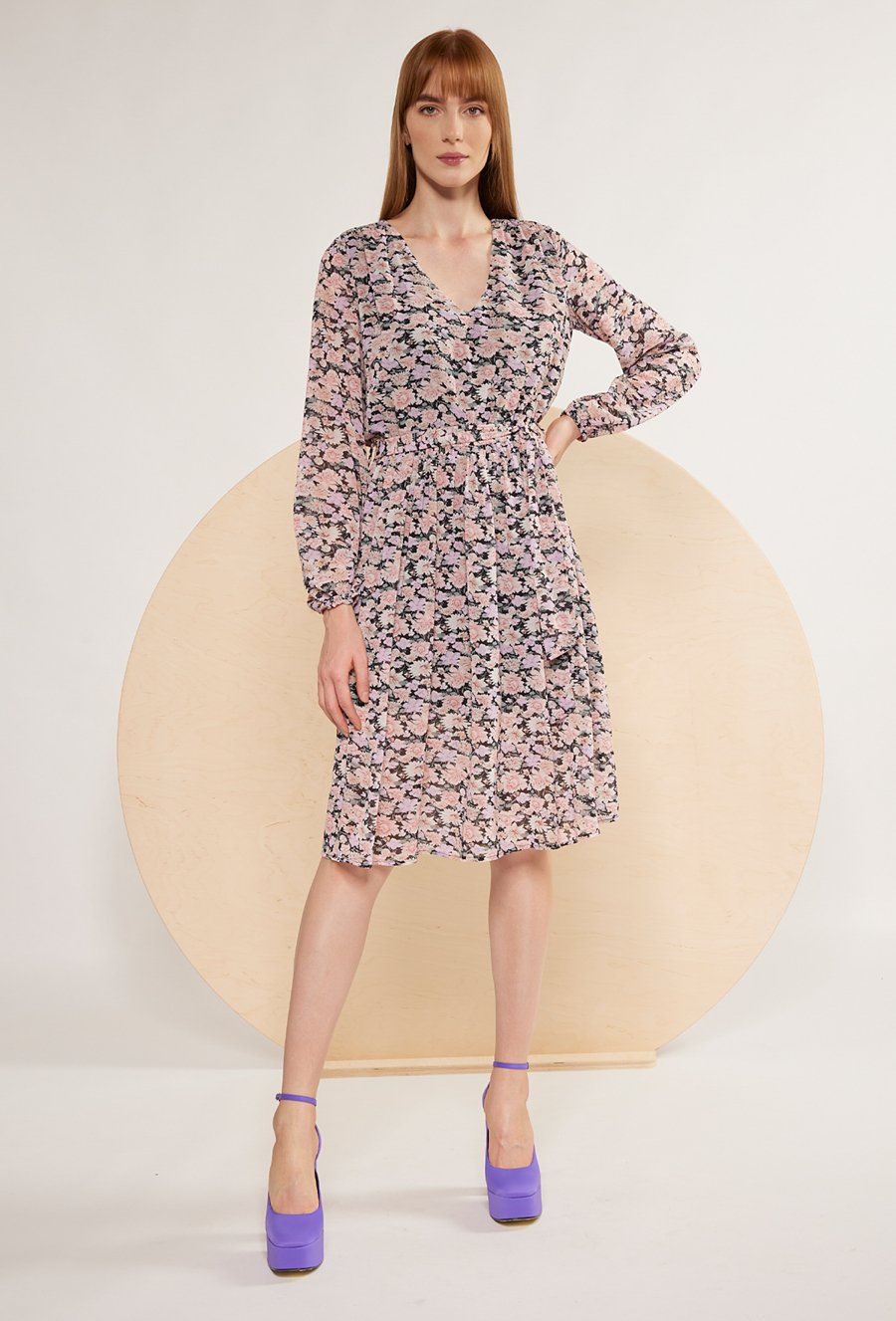 Zwiewna sukienka w delikatny print