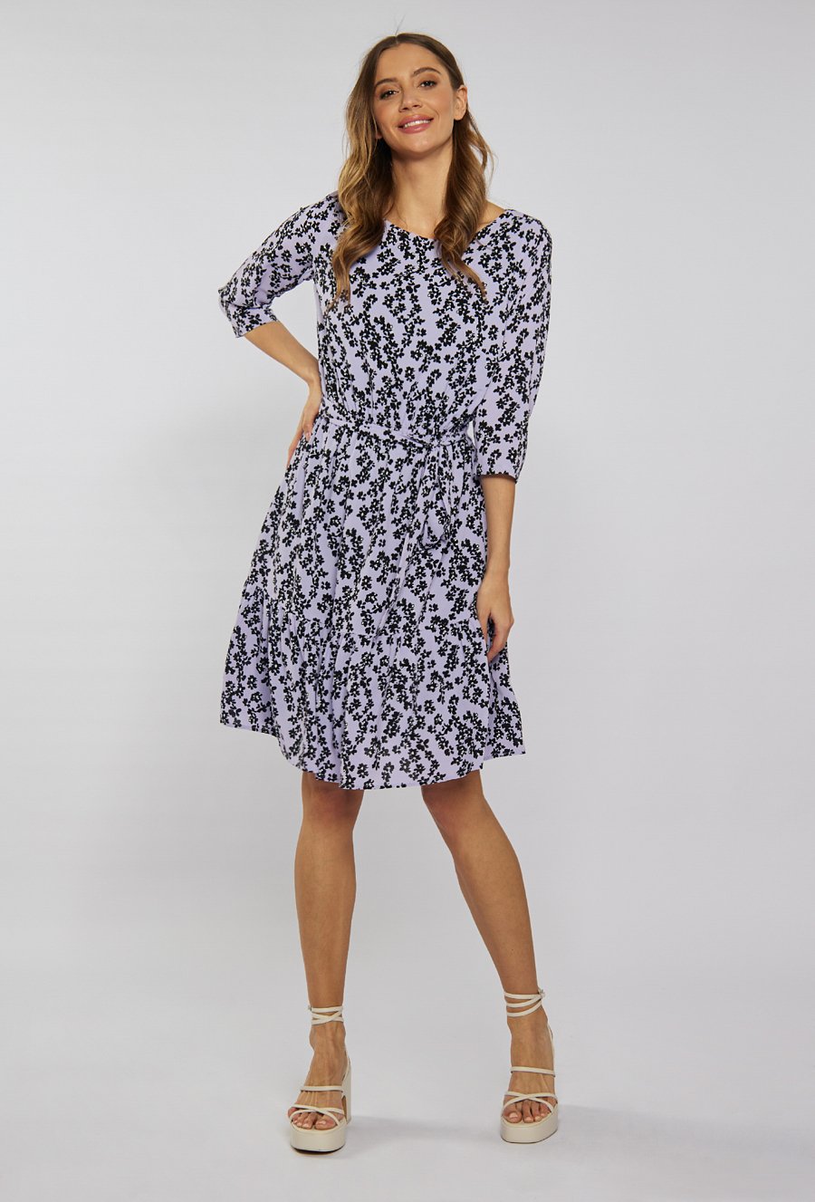 Sukienka wiązana w talii