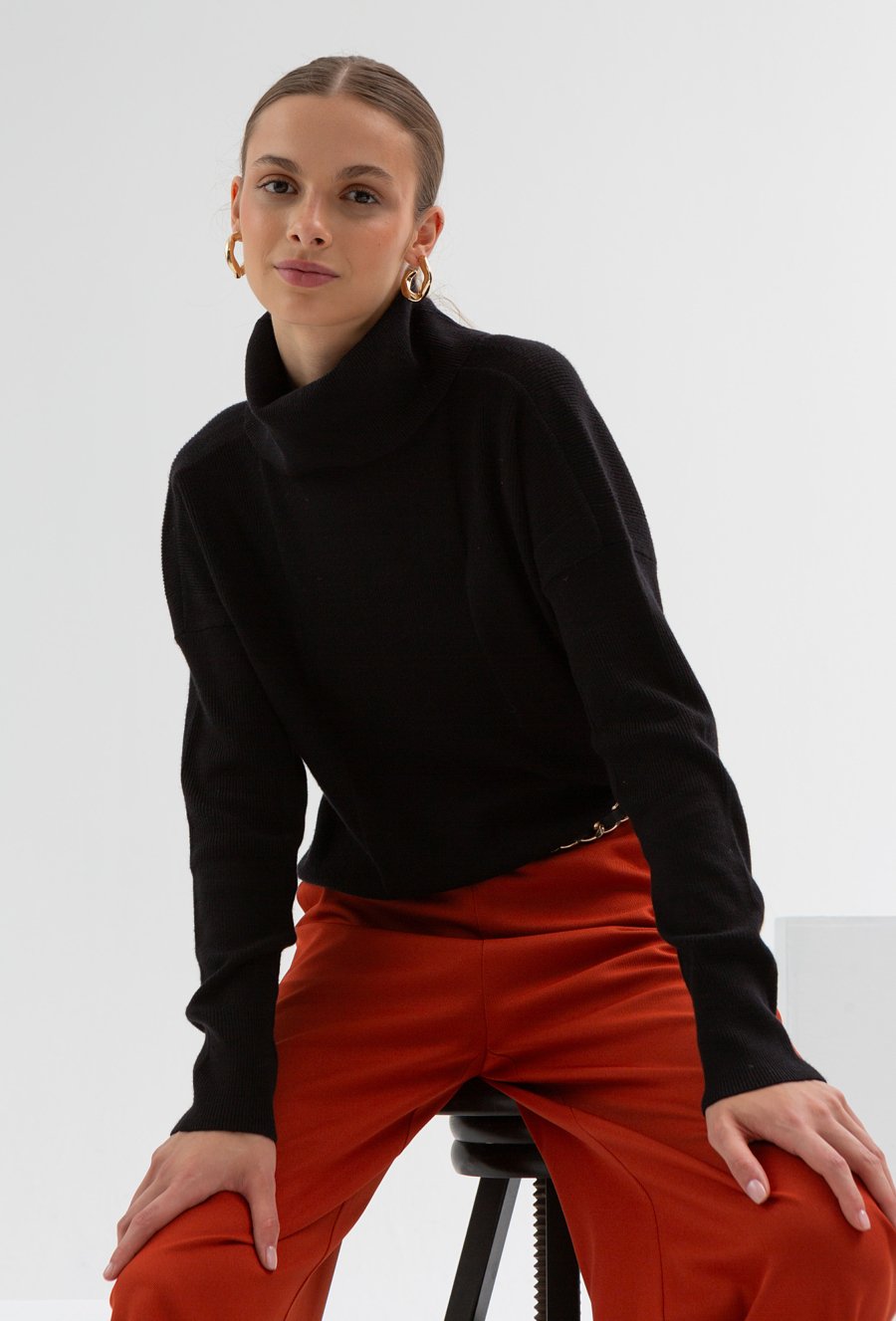 Czarny golf w delikatny prążek